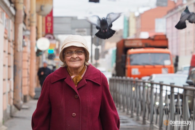 Чтобы бабушки (и дедушки) улыбались чаще, дарите им свое тепло. И открытки. Главное — внимание | Источник: Михаил Огнев / FONTANKA.RU