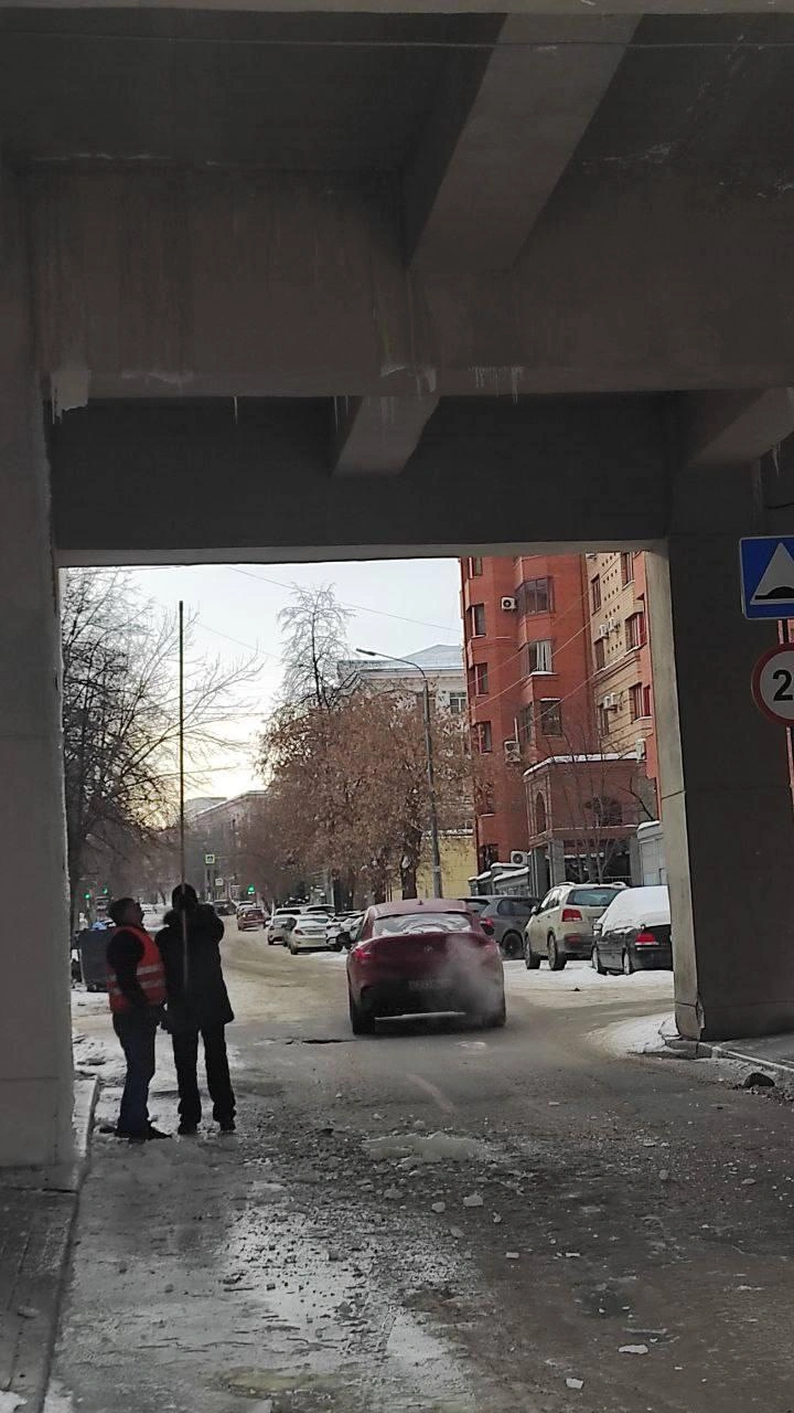 Рабочие постарались и сбили почти все сосульки | Источник: администрация Челябинска