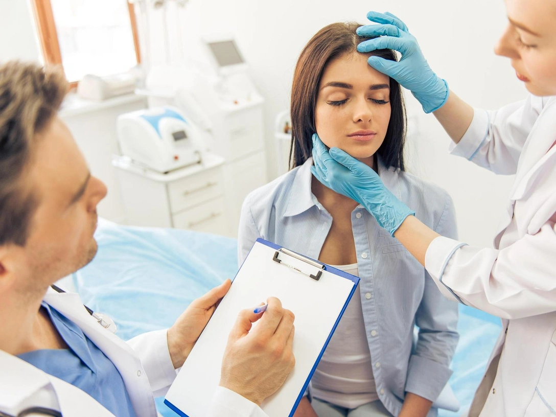 Минус 10 лет: 4 самые популярные пластические операции среди россиянок в 2024 году (и стоит ли их делать) | marieclaire.ru