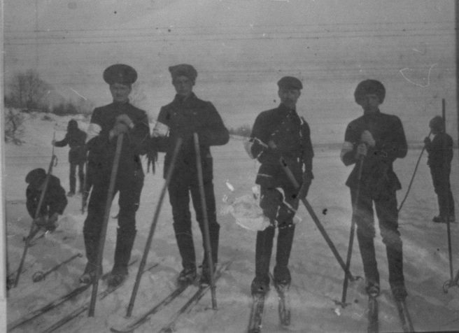 Первые самарские лыжники начала XX века. Обратили внимание на экипировку? | Источник: из фотофондов ЦГАСО и СОГАСПИ