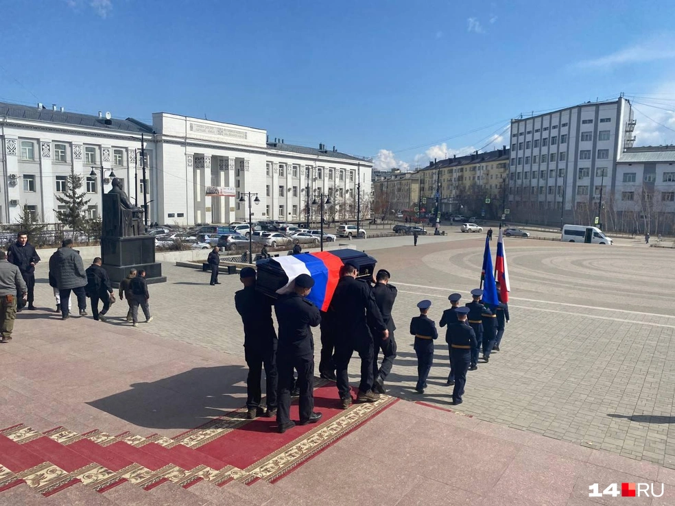 Гроб понесли через площадь Дружбы | Источник: Надежда Ефимова / 14.RU