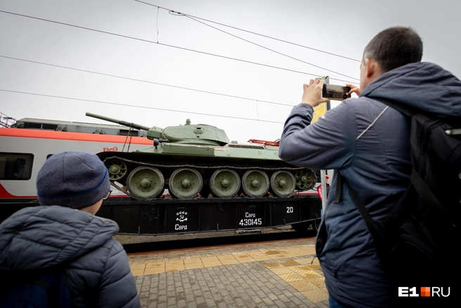 Кроме вагонов можно было увидеть военную технику. Например, танк Т-34 | Источник: Владислав Лоншаков/ E1.RU
