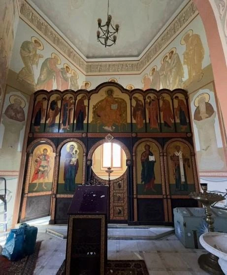 В православных храмах иконостас отделяет алтарь от основной части помещения | Источник: Avito.ru