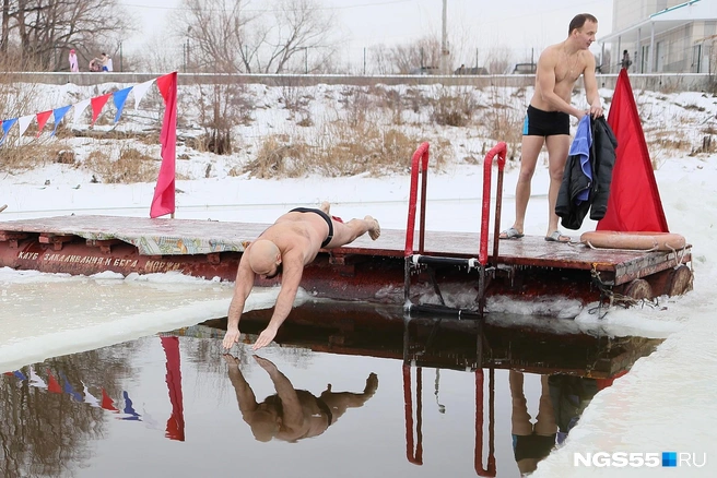 Омичи ныряли в воду чуть ли не с разбегу | Источник: Александр Румянцев