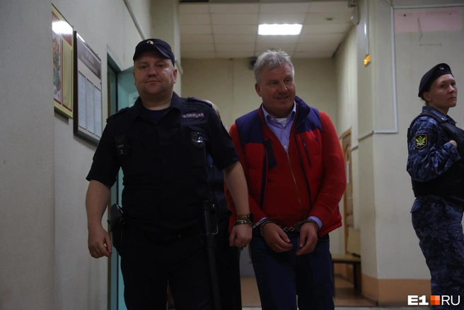 Решение судьи никак не отразилось на настроении Алексея Боброва: из зала заседаний он вышел с улыбкой | Источник: Владислав Лоншаков / E1.RU