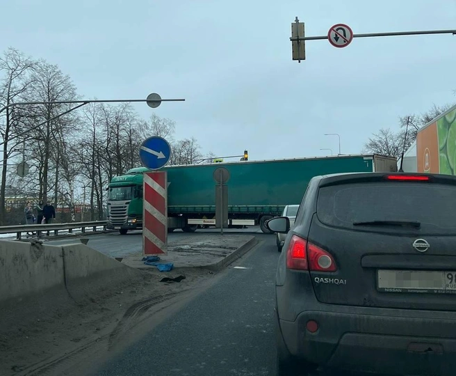 И пусть весь мир подождет. Застрявшая поперек дороги фура перекрыла Московское шоссе | Источник: «ДТП и ЧП | Санкт-Петербург»