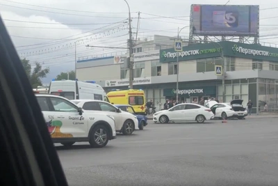 Авария на перекрестке Невской и Рокоссовского в Волгограде