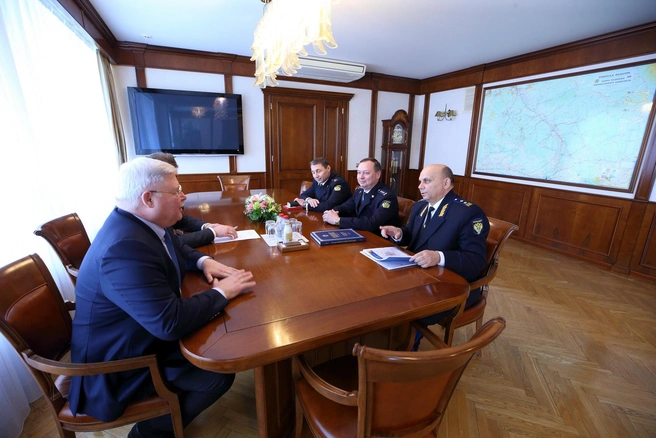 Фото, сделанное в январе 2020 года. Калышников (на фото он сидит по середине) на встрече с экс-губернатором Томской области Сергеем Жвачкиным  | Источник: Официальный сайт администрации Томской области 