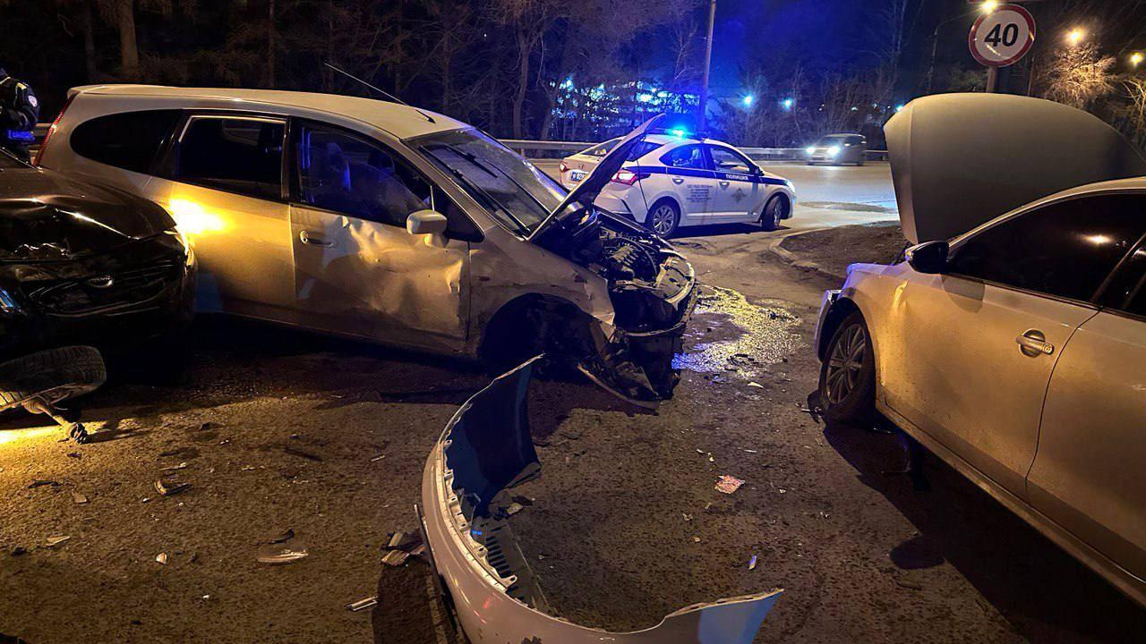 В Новосибирске произошло массовое ДТП с тремя автомобилями — фото - 2 мая  2024 - НГС.ру