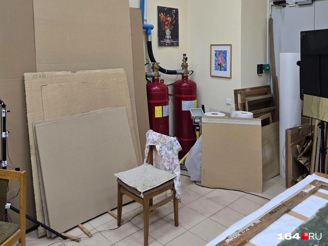 В углу два огромных газовых огнетушителя | Источник: Семен Коротов-Майбах / 164.RU