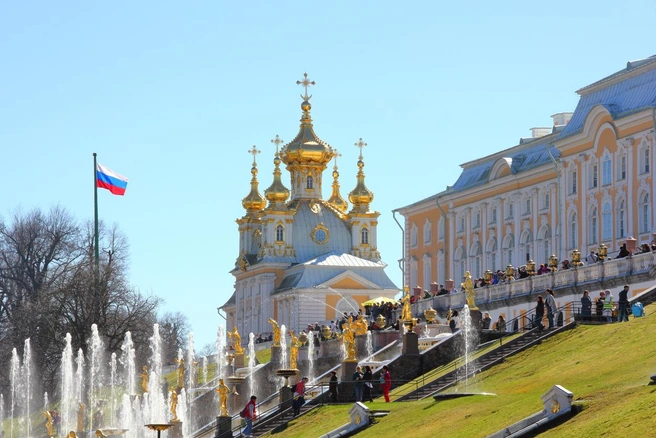 Петергофский дворец. Восточная часовня и фонтан | Источник: viavado / iStock