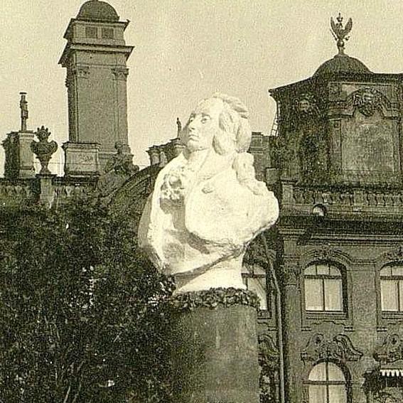 Памятник Александру Радищеву