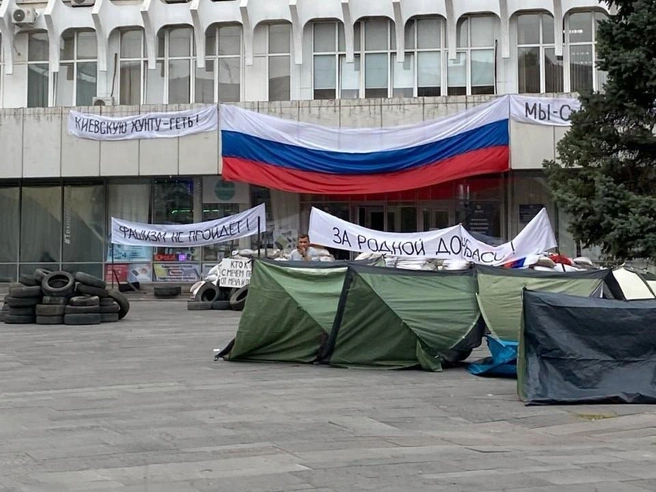 Под Домом профсоюзов разбили палаточный лагерь с шинами, плакатами и флагами РФ | Источник: Наталья Костюк / 161.RU