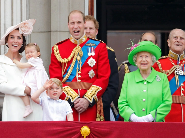 От Дианы до Кейт Миддлтон: самые яркие «балконные» кадры Trooping The Colour