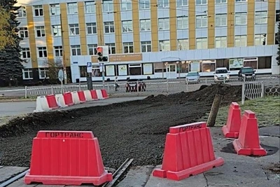 В Екатеринбурге перекрыли улицу из-за ремонта трамвайных путей