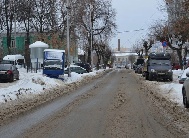 Рязанских автовладельцев попросили не оставлять машины на улице Затинной | ya62.ru