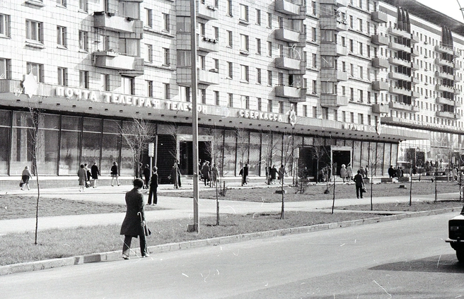 Комплекс домов № 207–217 на Молодогвардейской прозвали «Шанхаем». У местных жильцов были рядом все удобства: детский сад во дворе, сквер с фонтанами со стороны улицы, на первом этаже дома&nbsp;— продуктовый, галантерейный, игрушечный магазины, сберкасса, почта, телеграф и телефон | Источник: фотофонд Самарского областного государственного архива социально-политической истории