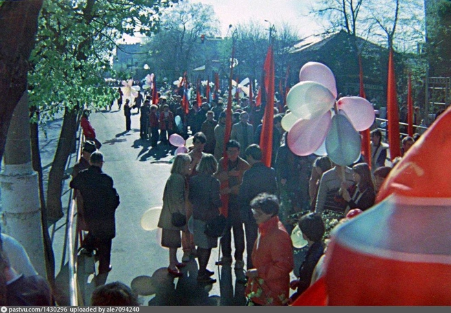 Эта фотография сделана в 1985 году на улице Каляева, которая позже стала Семинарской. Увы, цветных снимков будет не очень много, но в праздничную атмосферу вы точно погрузитесь | Источник: Алексей Марков / pastvu.com