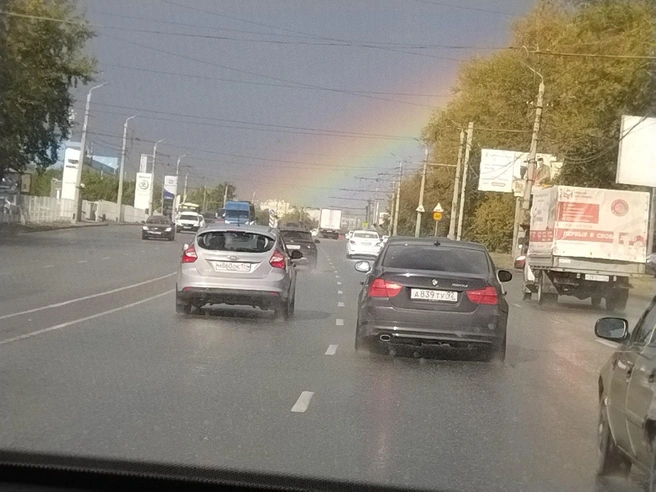 Сегодня радовались радуге водители | Источник: читатель 74.RU