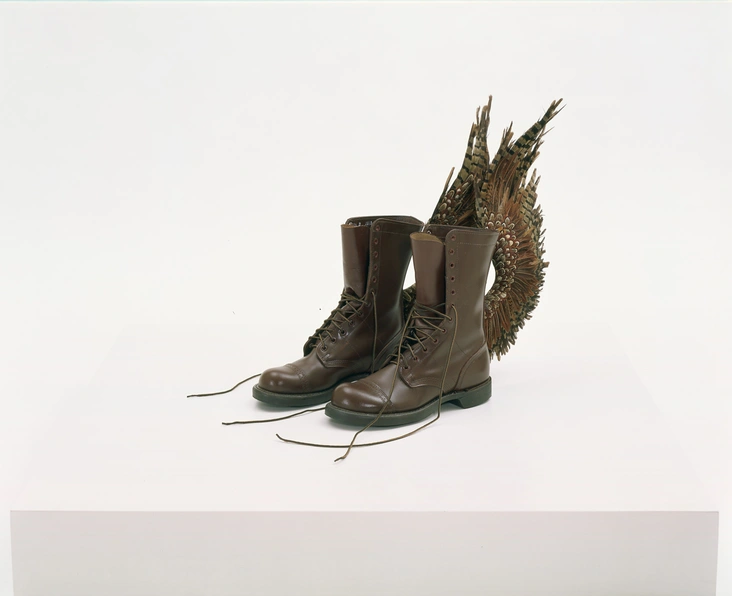 Аннет Лемьё, Messenger, 2006г. Высокие ботинки из кожи и перьев | Источник: Salvatore Ferragamo