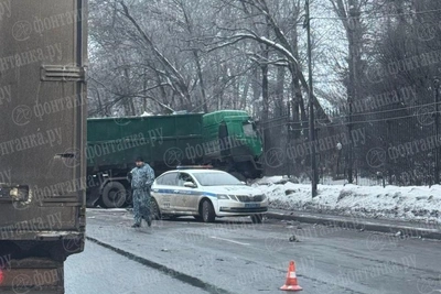 Мусоровоз протаранил машину ДПС на Пулковском шоссе