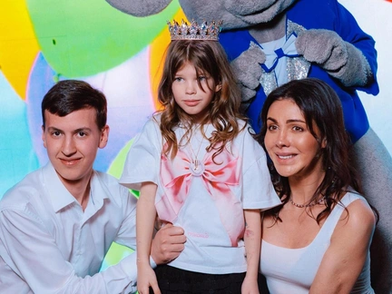 Друзья, батуты и розовый торт для принцессы: Алиса Аршавина устроила дочери роскошое 9-летие, не хватало только папы