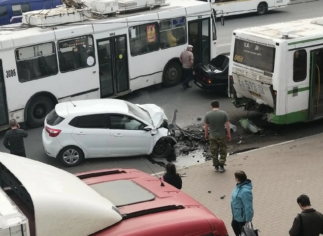 На остановке «Дом художника» легковушка врезалась в автобус | ya62.ru