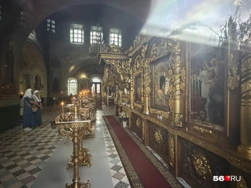 Такой вид на храм открывает с одного из окон | Источник: Николай Сальников / 56.RU