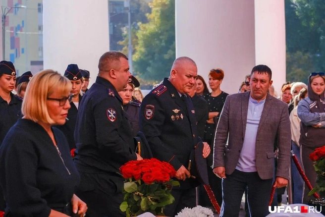 Полицейские возложили цветы | Источник: Булат Салихов / UFA1.RU