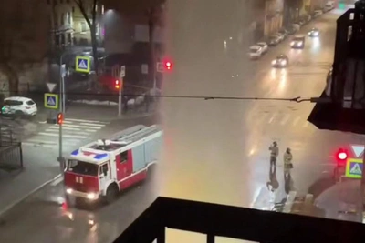 Водный фонтан в Петербурге достиг пятого этажа