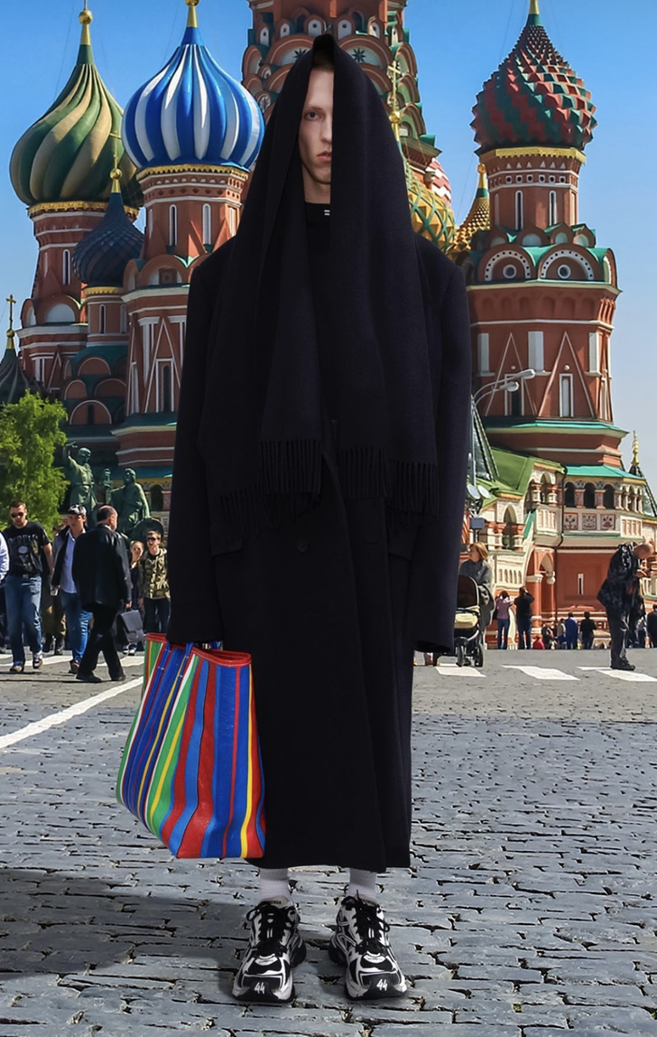 Показ Balenciaga осень 2021 на фоне фотообоев с Храмом Василия Блаженного