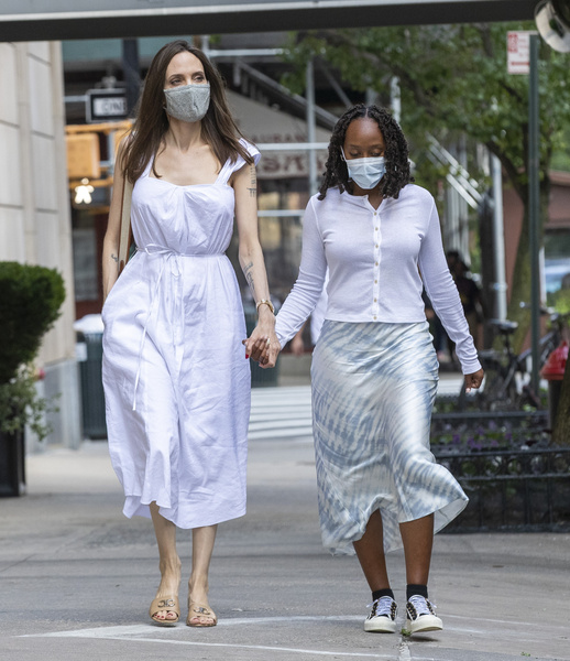 Борется за внимание мамы: дочь Джоли Захара копирует стиль ее одежды