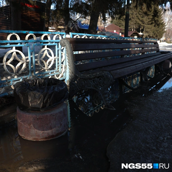 Подходы к лавочкам пока не сильно затопило | Источник: Евгений Софийчук / NGS55.RU
