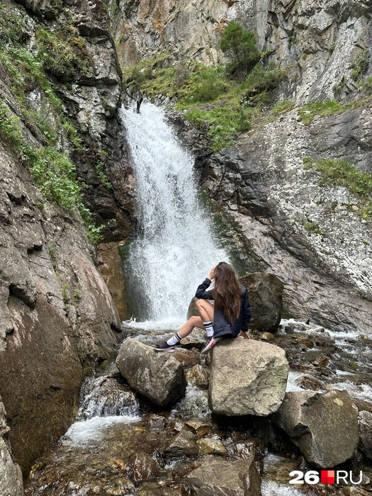 Водопад Шумка — отсюда я пила воду, после чего слегла со стоматитом | Источник: Габриелла Захарова / 26.RU