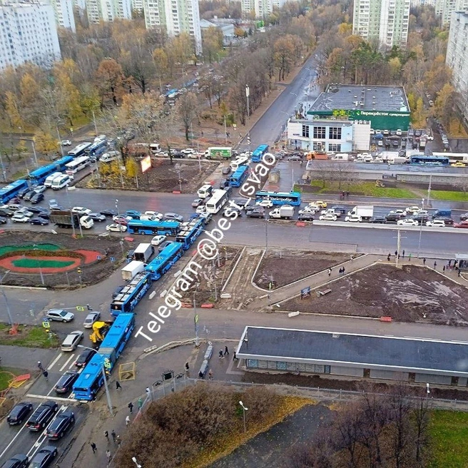 Одна из пробок на пересечении Алтуфьевского шоссе и улиц Череповецкая и Лескова | Источник: Топ СВАО г. Москвы / T.me