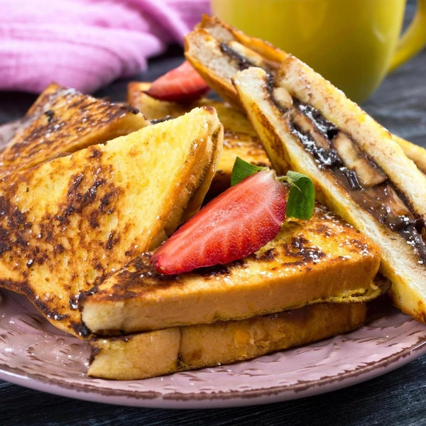 Французские тосты с шоколадным топпингомСладкий завтрак с французским акцентом для позитивного начала дня. За счет количества сахара он не годится для каждодневного рациона, однако для праздника или особенного повода — в самый раз.Полный рецепт французских тостов с шоколадным топпингом читайте по ссылке.