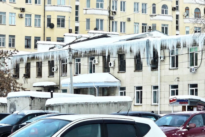 К сожалению, такая картина ежегодно наблюдается на зданиях по всему городу | Источник: «СКО Альфа-Проджект»