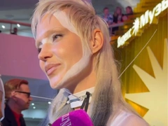 Глюкоза обнажается все больше: что подтолкнуло ее к смене имиджа?