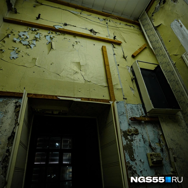 Краска со стен давно облупилась  | Источник: Кирилл Башинский / NGS55.RU