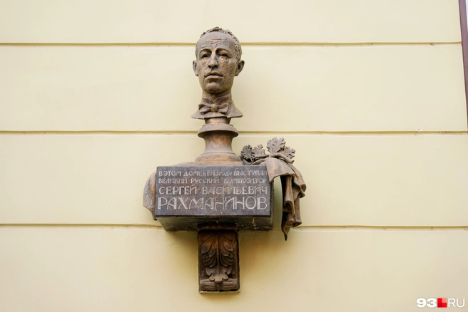 Мемориальная табличка и бюст были установлены на здании в 1990-е  | Источник: Дарья Паращенко / 93.RU