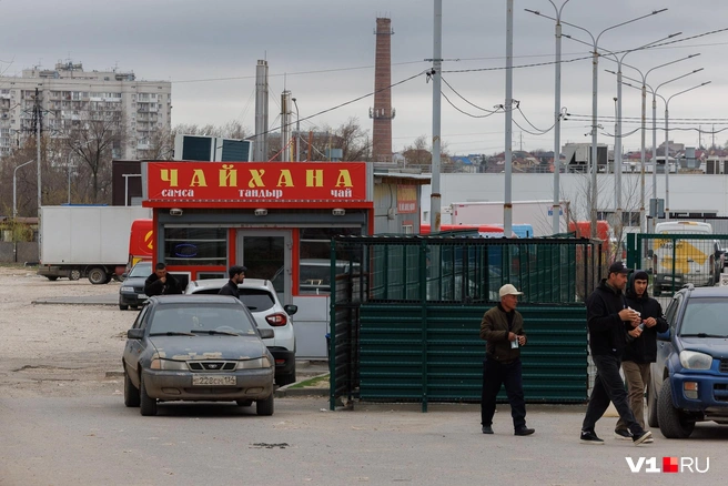 Заведения, судя по всему, пользуются популярностью у приезжих | Источник: Алексей Волхонский / V1.RU