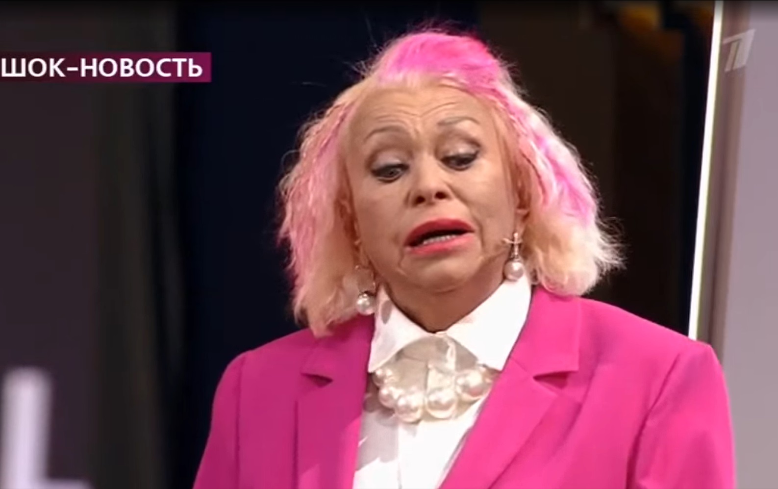 Жена Караченцова с розовыми волосами
