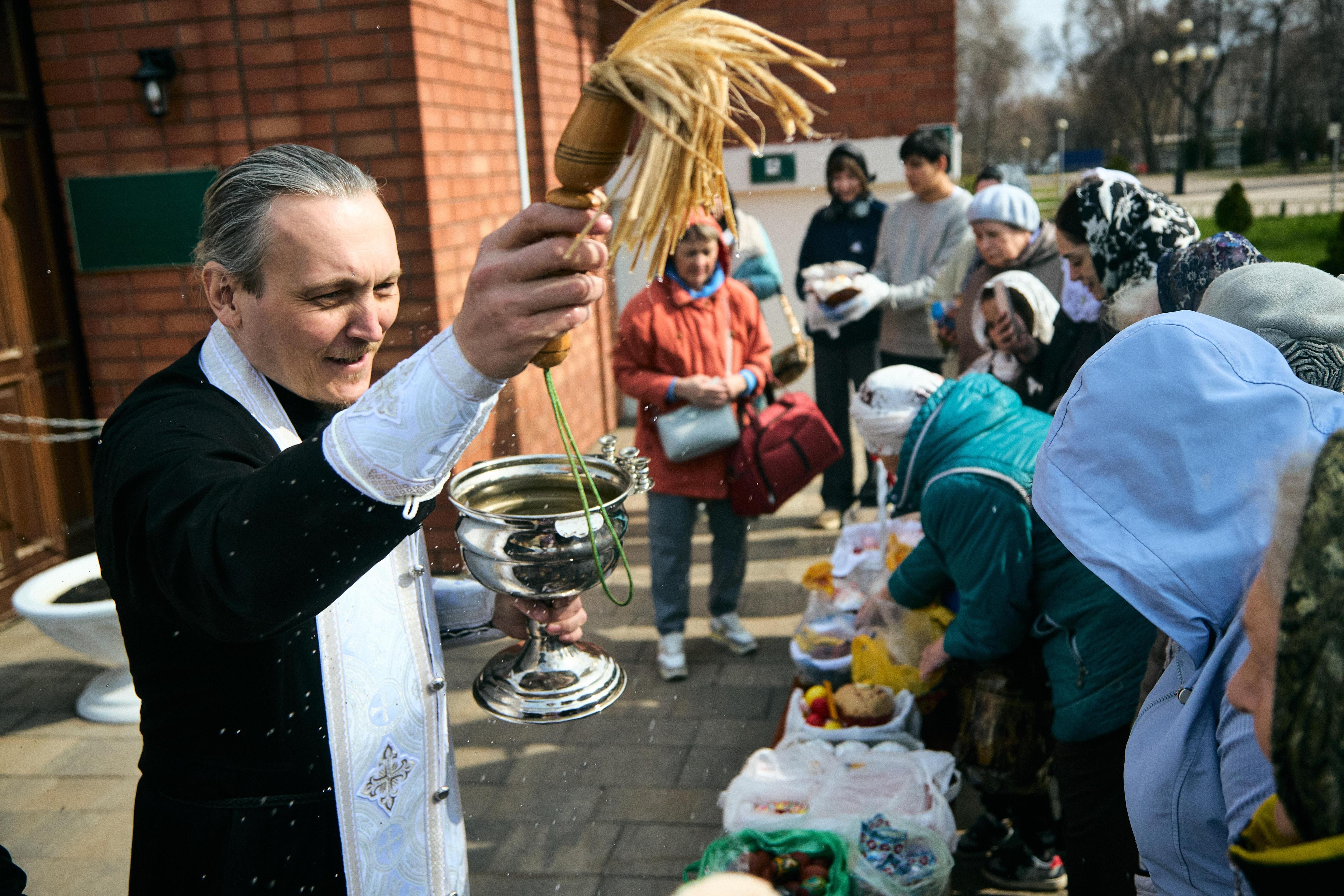 Подставляли под святую воду даже сахар: на Безымянке освятили пасхальные яйца и куличи — фото