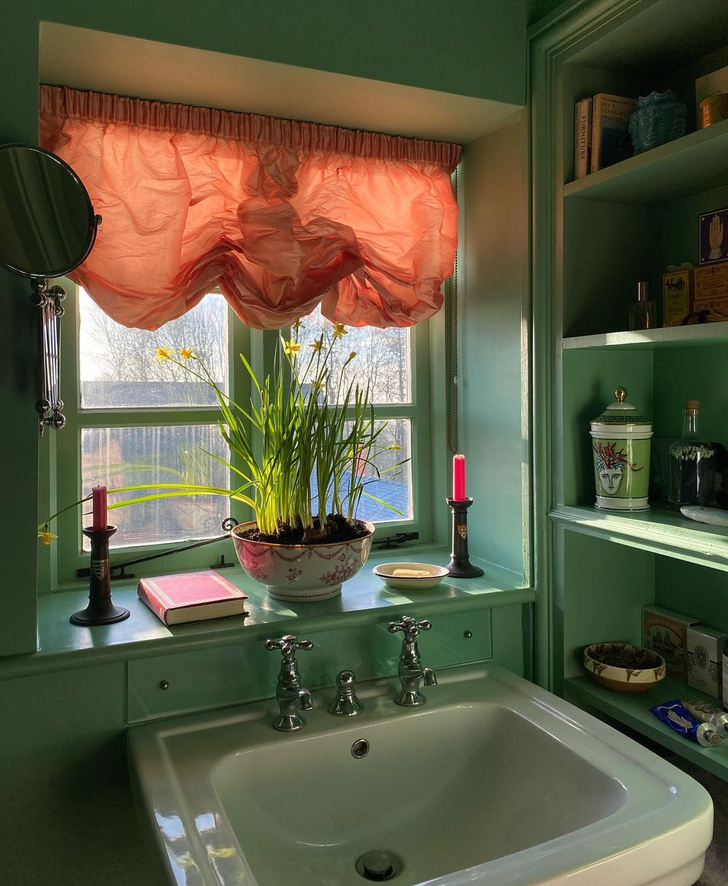 <p>Ванная комната в доме дизайнера Люка Эдварда Холла.</p>