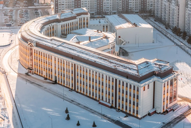 Одна из самых больших школ в городе также строена с применением материалов «Поревит» | Источник: ТД «Поревит»