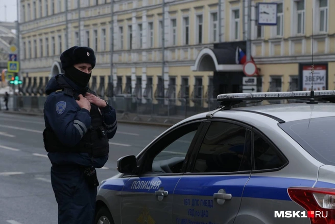 У сотрудников ГИБДД закрыты лица | Источник: Дмитрий Толстошеев / MSK1.RU