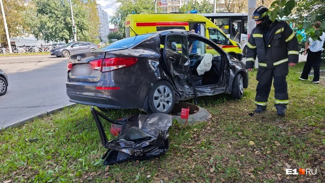 Спасатели вскрывали двери Kia Rio, чтобы освободить водителя и его пассажирку | Источник: ТА «Ночные новости»