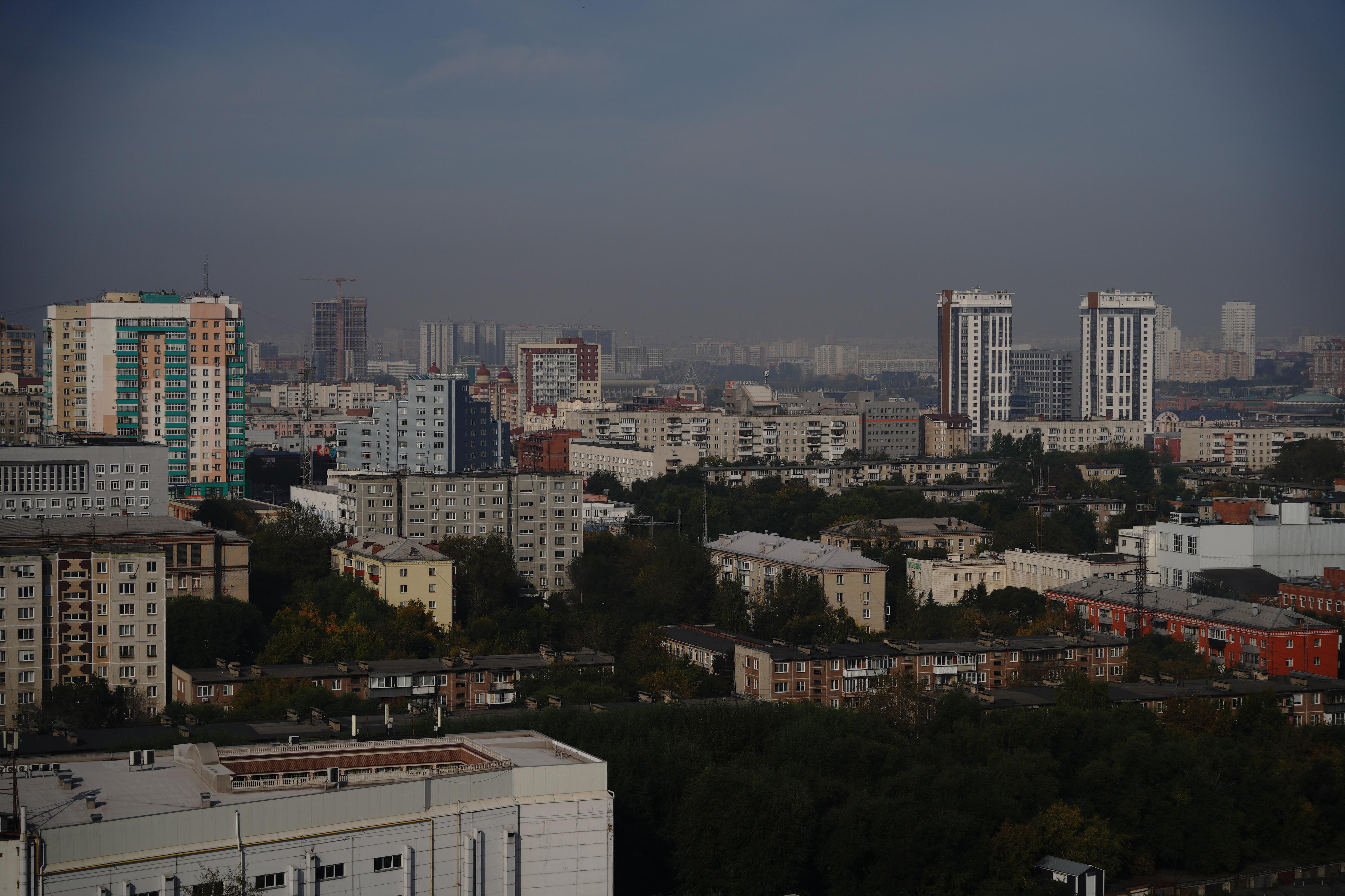 Челябинск второй день подряд заволокло смогом. Мрачные фото и видео