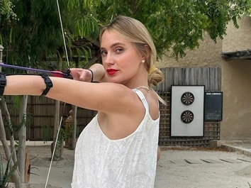 Синие пряди, уставшее лицо: Глюк’оZа в суде, который оштрафовал ее за употребление наркотиков