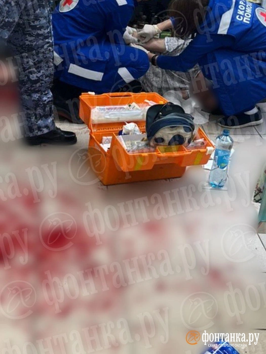 Росгвардейцы спасали мужчину от себя самого в Металлострое. Он залил супермаркет кровью | Источник: читатель «Фонтанки»